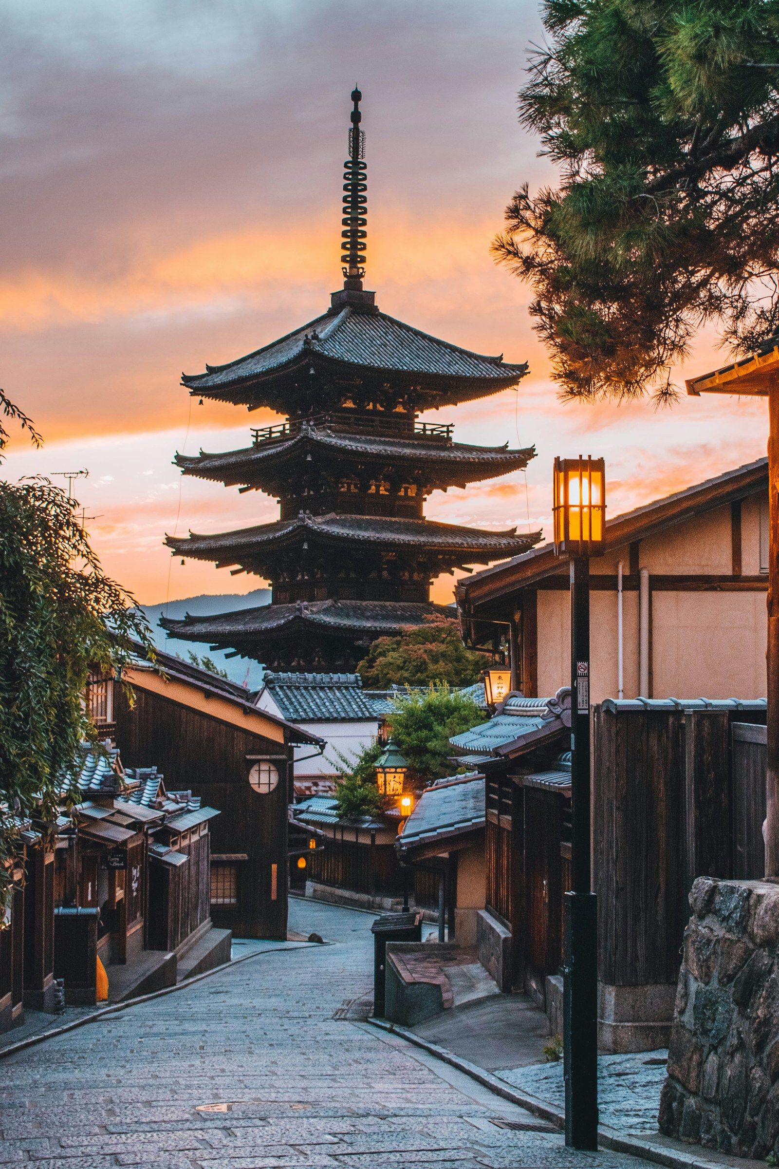 Akşam ışığında Kyoto’nun ahşap evleri arasından yükselen Yasaka Pagodası